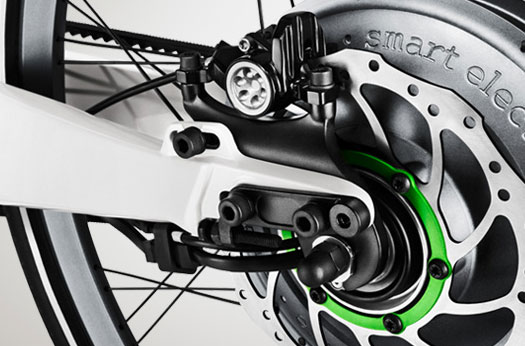 Bicicletta Smart eBike in evidenza freni a disco e motore elettrico con trasmissione