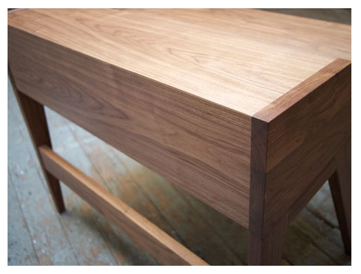 Particolare scrivania in legno duro, Laura Desk design di Ben Klebba
