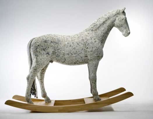 Scultura di un cavallo di troia realizzato da Babis